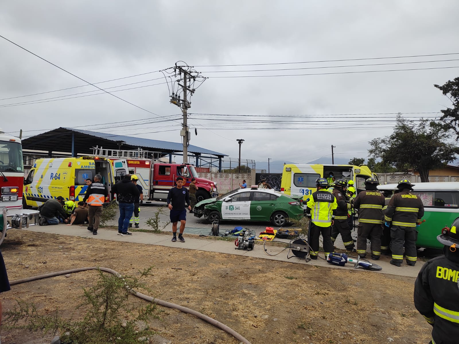 En Quillota colisiaron tren, combi y patrulla policial hay cuatro heridos y uno está grave