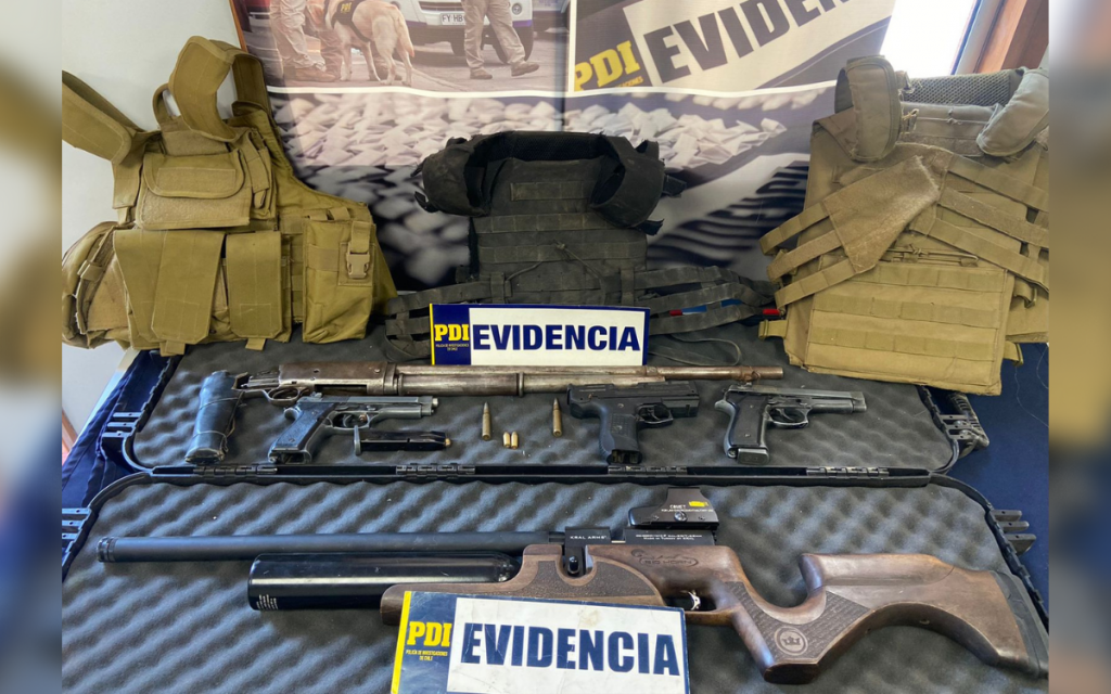 Quillota: en dos casas hallaron arsenal y objetos robados desde colegio