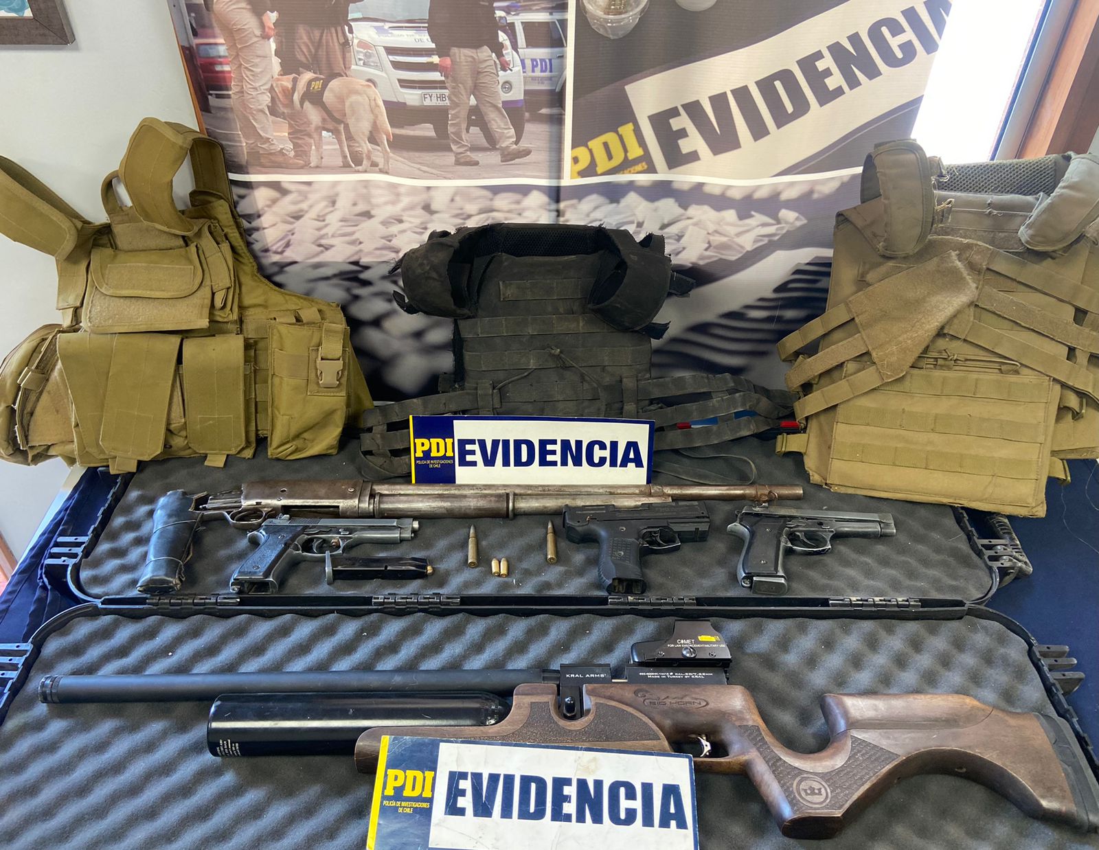 Quillota en dos casas hallaron arsenal y objetos robados desde colegio