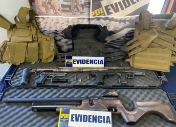 Quillota: en dos casas hallaron arsenal y objetos robados desde colegio