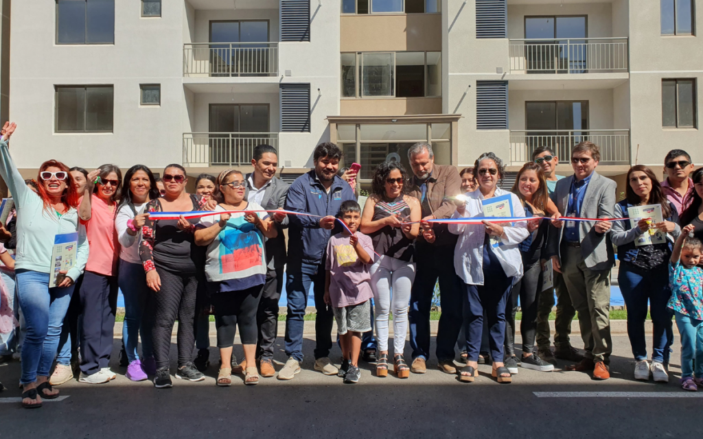 40 familias de Quillota recibieron las llaves de sus nuevas viviendas