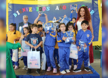 La Cruz inicia año escolar con entrega de tenidas deportivas oficiales y útiles