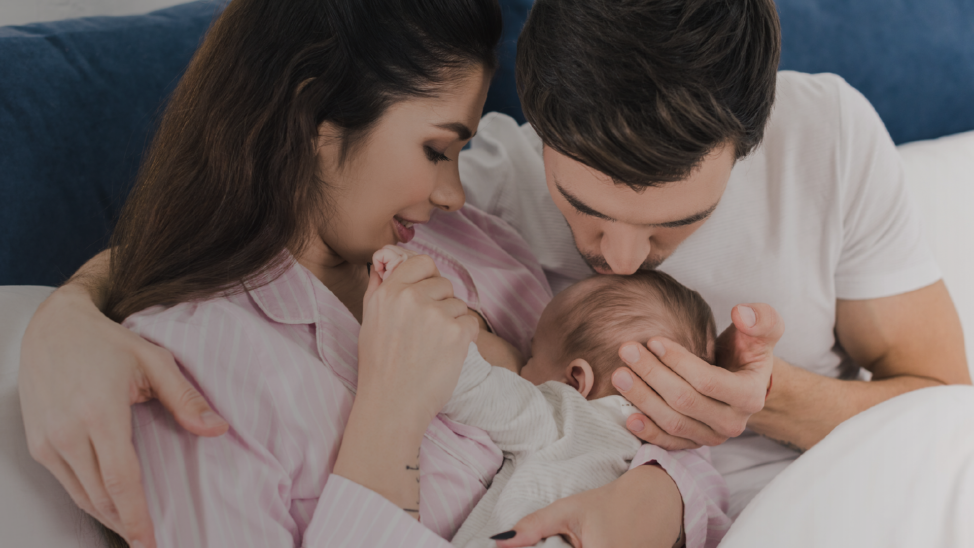 papa y mama con bebé