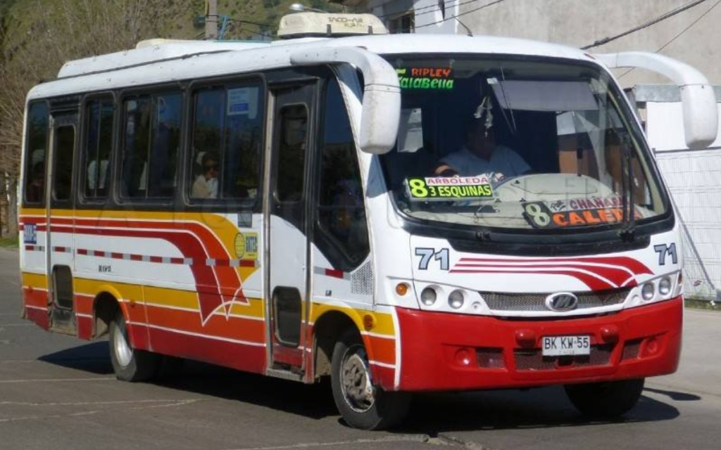 Buscan a ladrón que golpeó a pasajeros de microbús en Artificio y amenazó a chofer