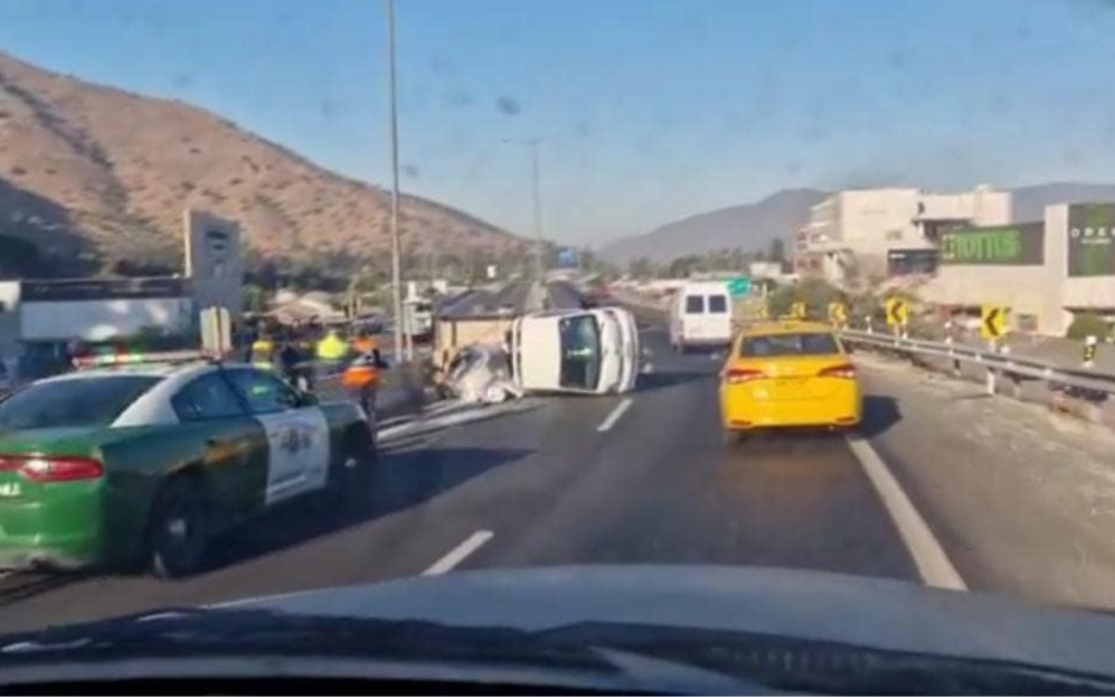 Camioneta tres cuartos volcó frente al Tottus de La Calera