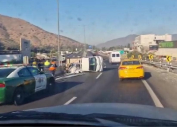 Camioneta tres cuartos volcó frente al Tottus de La Calera