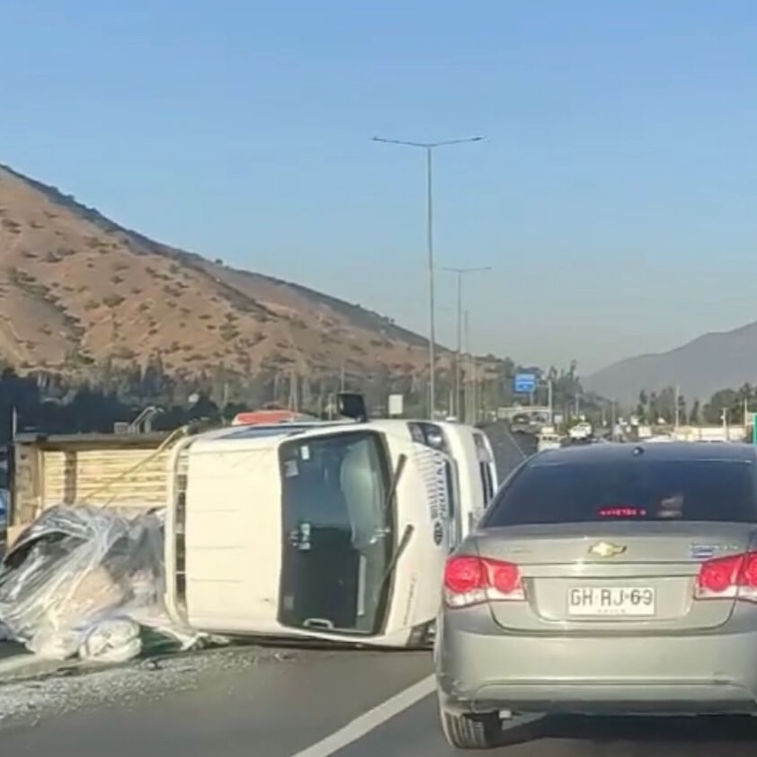 Conductor quedó con lesiones leves tras volcar frente al Tottus de La Calera
