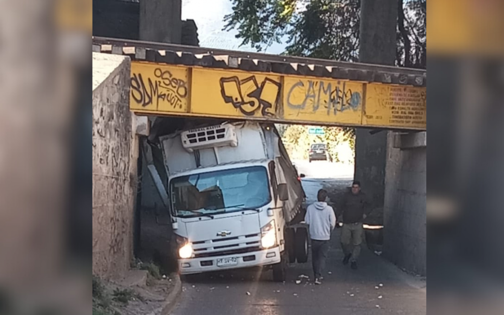 [FOTOS] Camión chocó contra el paso San Isidro de Quillota