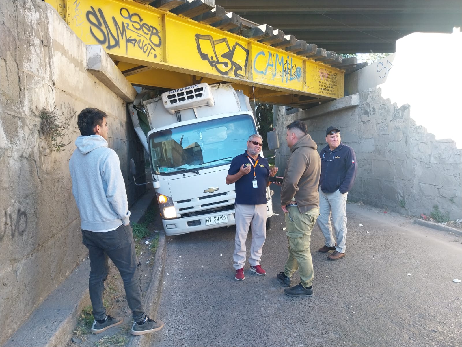 [FOTOS] Camión chocó contra el paso San Isidro de Quillota