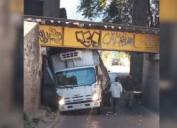 [FOTOS] Camión chocó contra el paso San Isidro de Quillota
