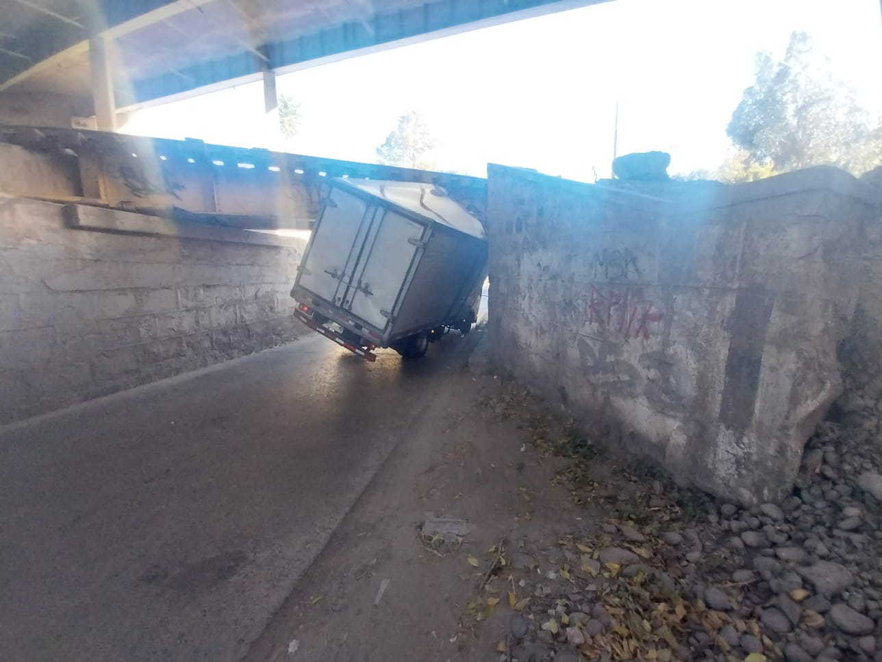 [FOTOS] Camión chocó contra el paso San Isidro de Quillota