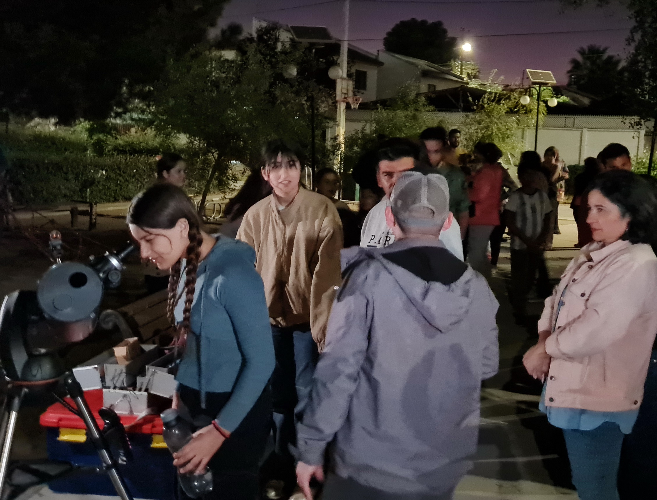 Familias quillotanas observaron las estrellas en taller organizado por Cecosf