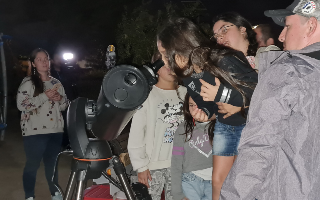 Familias quillotanas observaron las estrellas en taller organizado por Cecosf