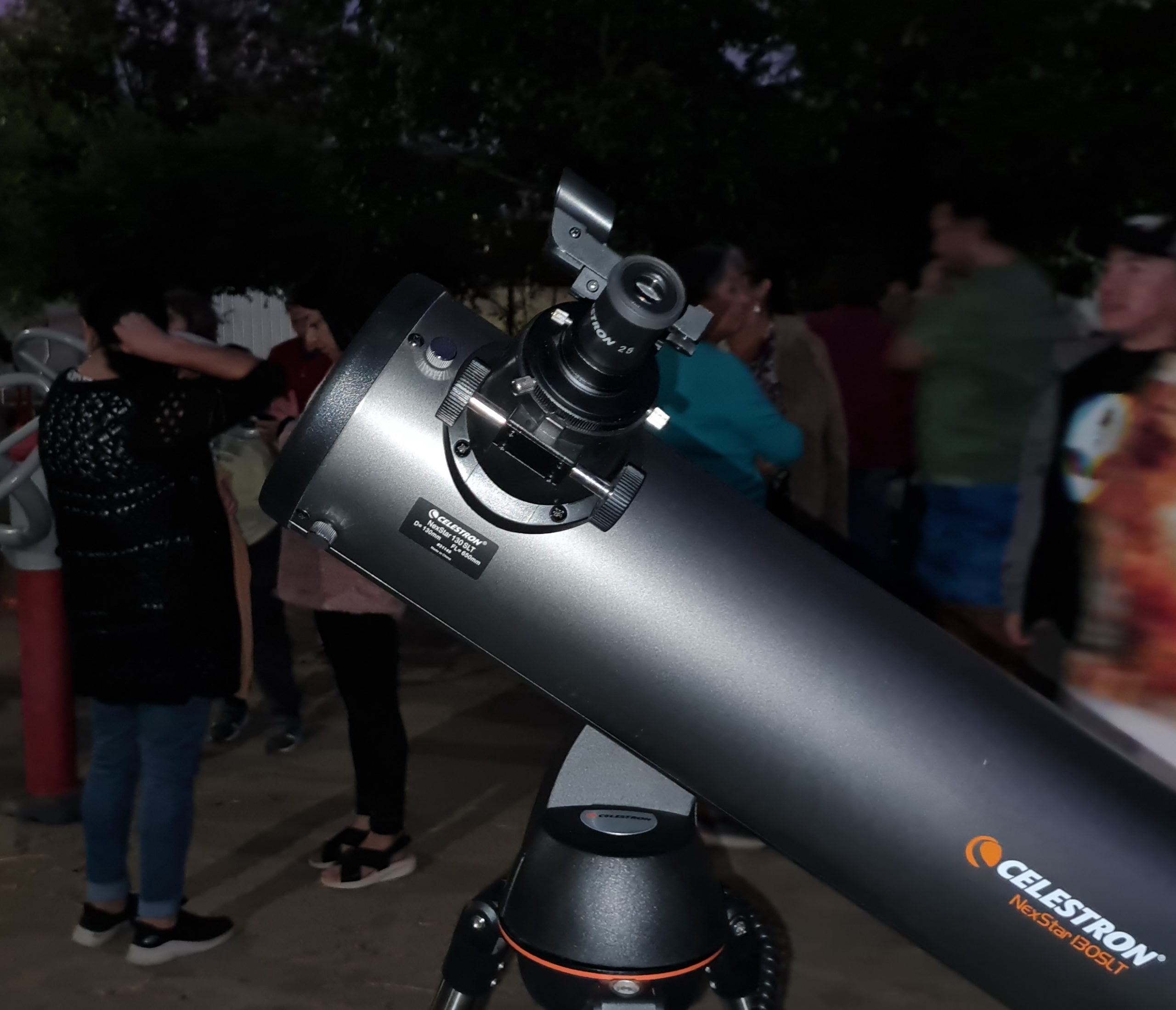 Familias quillotanas observaron las estrellas en taller organizado por Cecosf