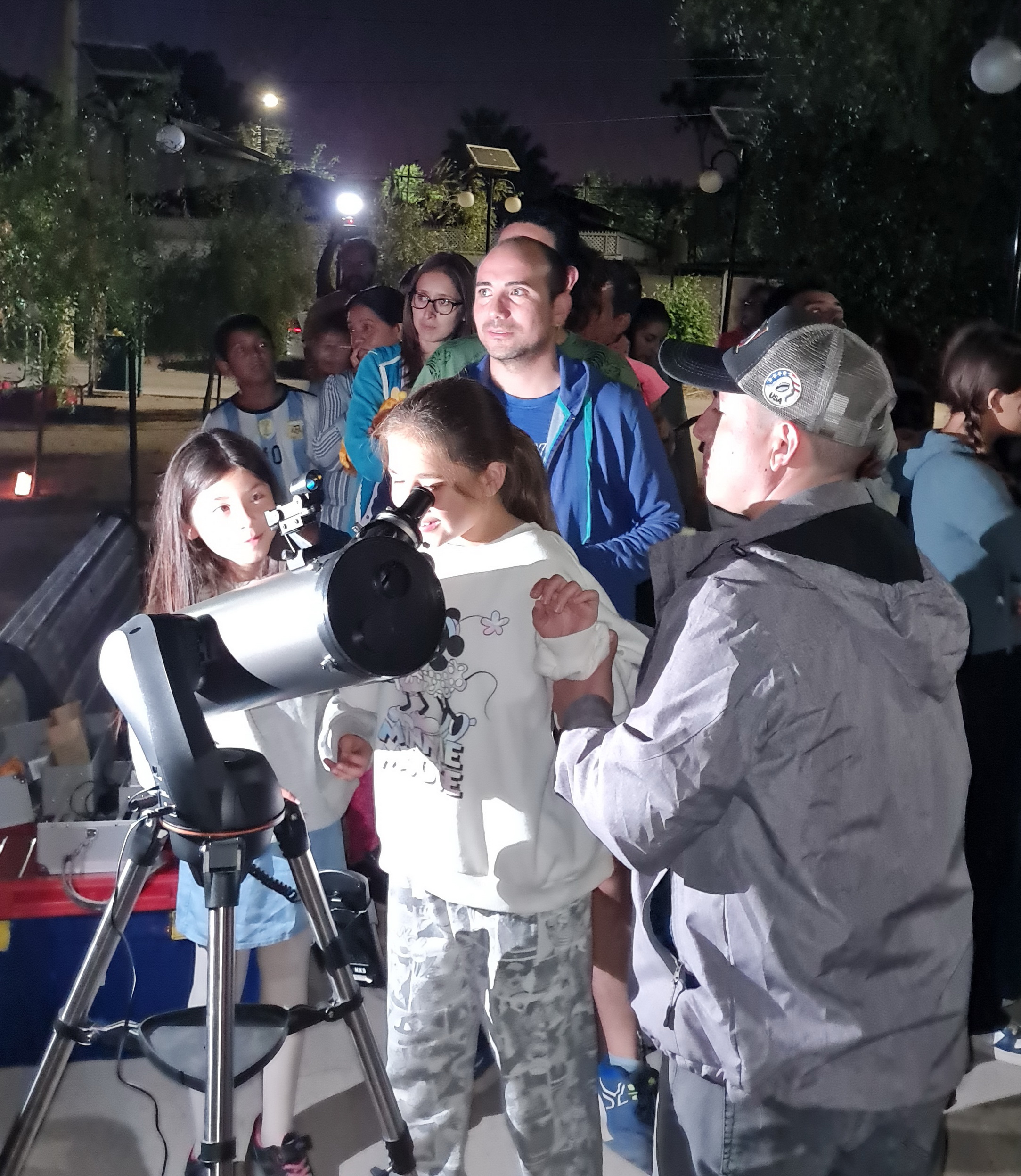 Familias quillotanas observaron las estrellas en taller organizado por Cecosf