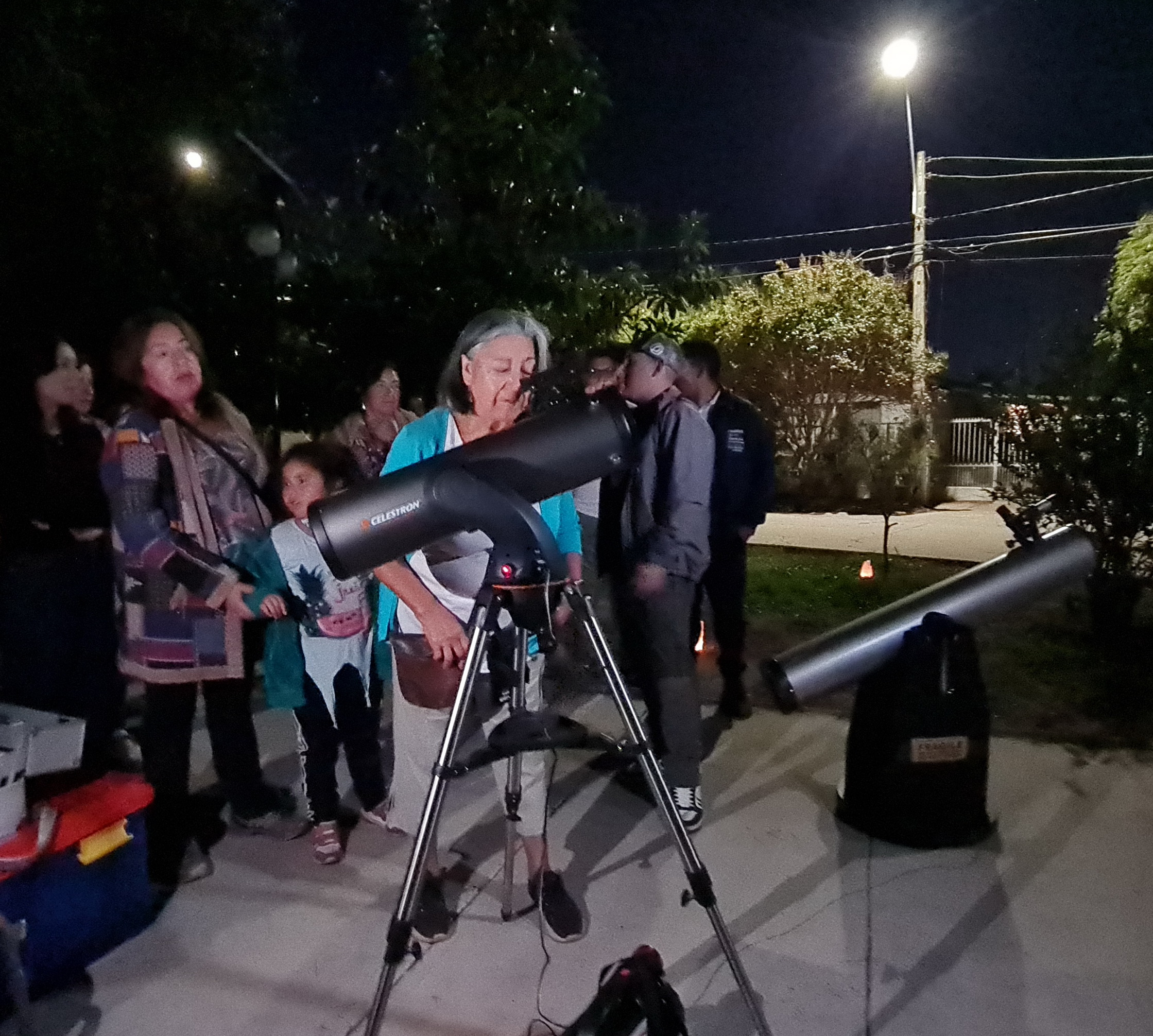 Familias quillotanas observaron las estrellas en taller organizado por Cecosf