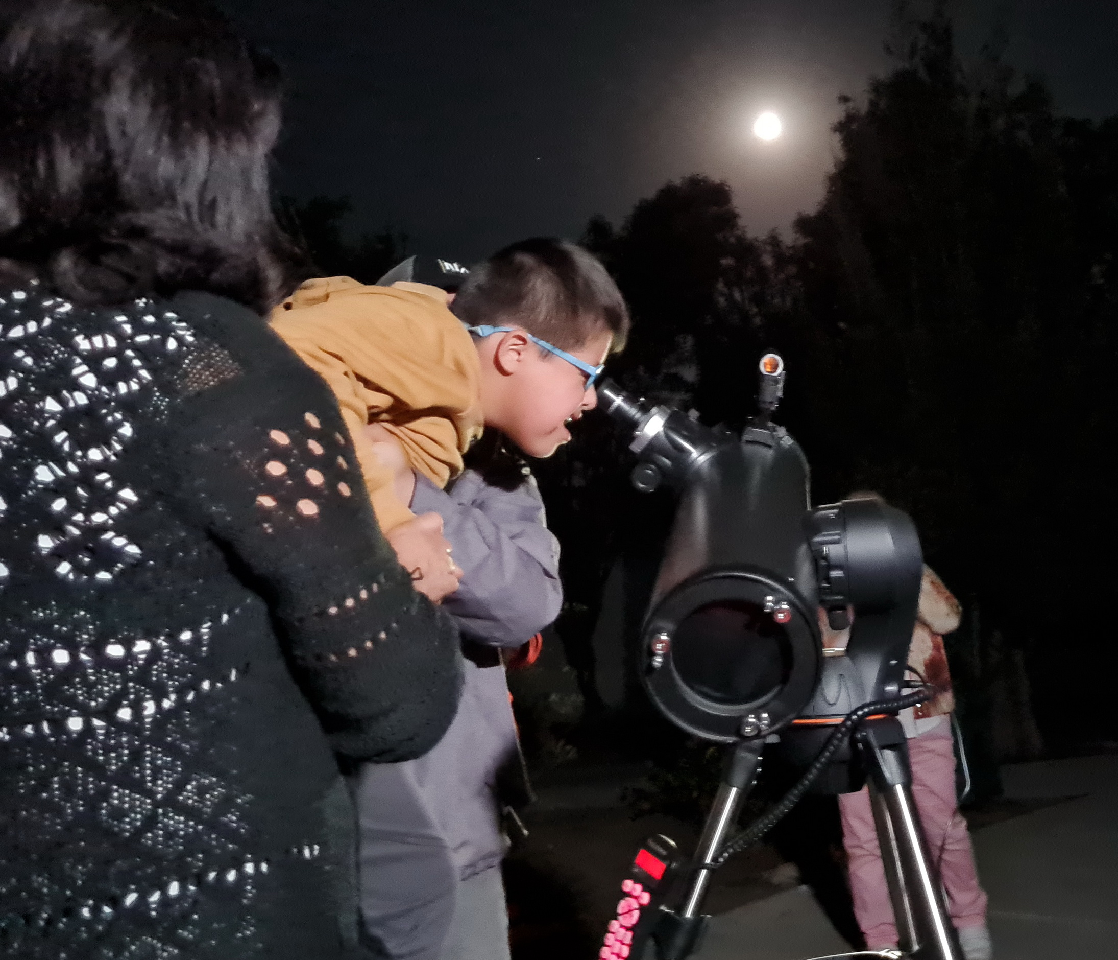 Familias quillotanas observaron las estrellas en taller organizado por Cecosf