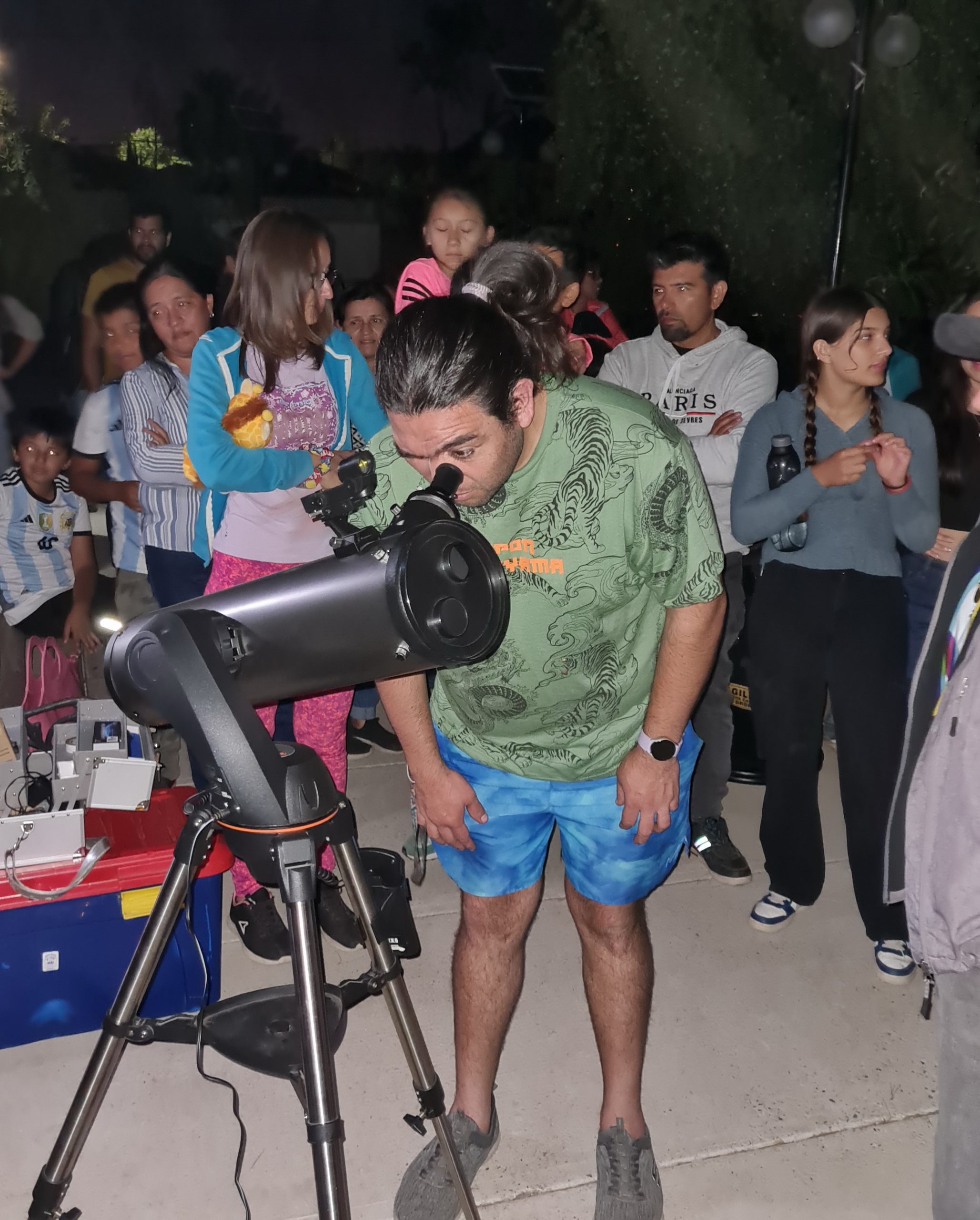 Familias quillotanas observaron las estrellas en taller organizado por Cecosf