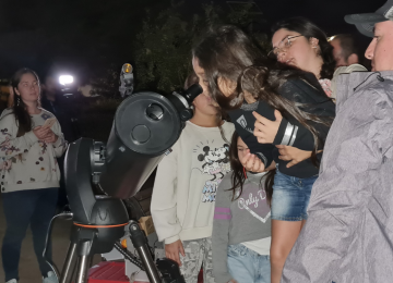 Familias quillotanas observaron las estrellas en taller organizado por Cecosf