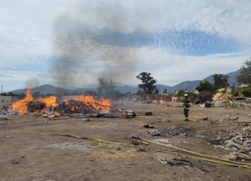 [VIDEO] Controlan incendio en terrenos de ex toma de La Tetera de Quillota