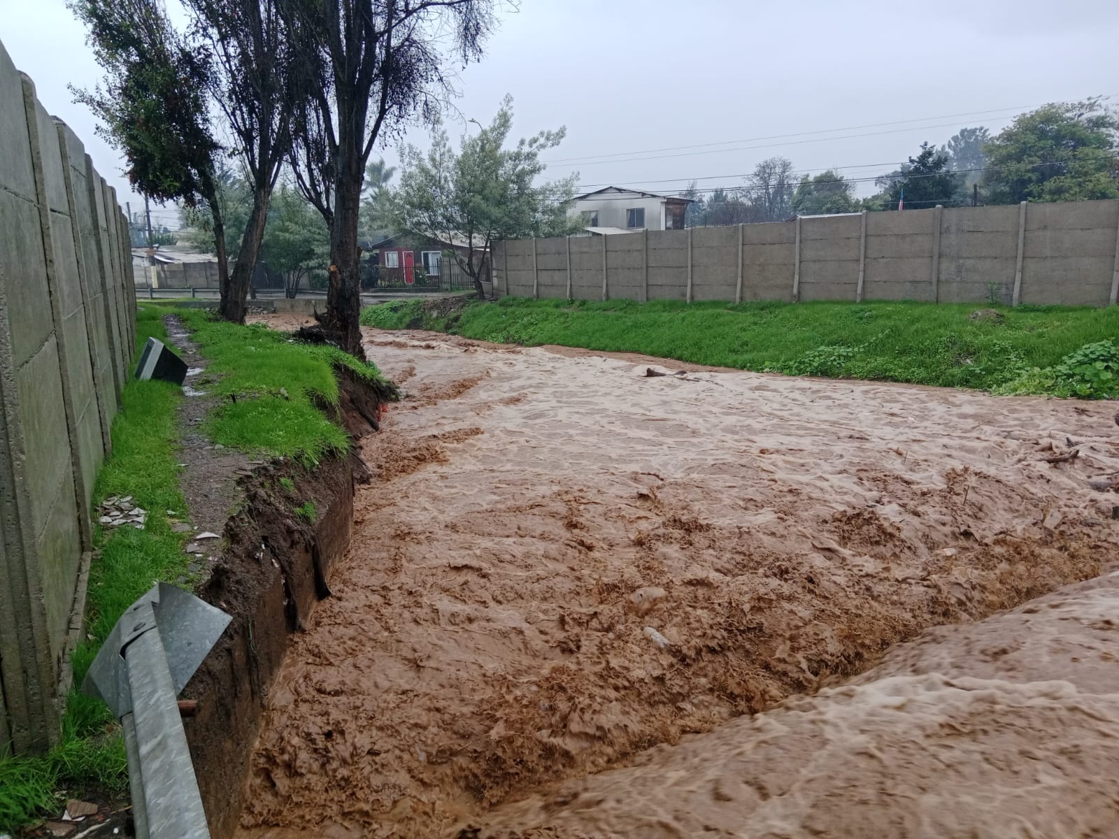 Alerta SAE en Quillota vecinos evacúan por desborde de esteros