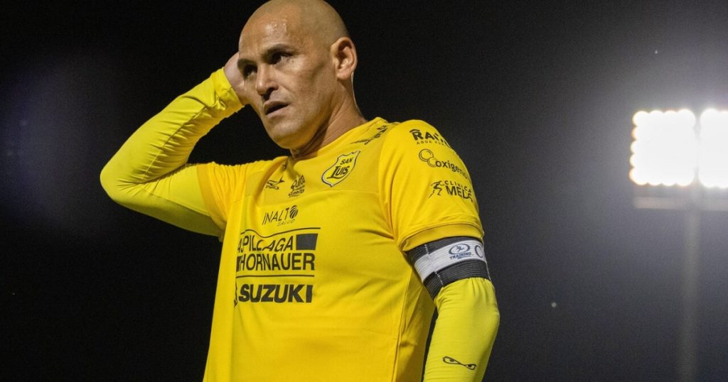 Chupete Suazo, lesión