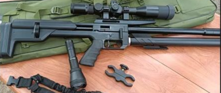 “Ya los tenemos en la mira” decía uno de los correos electrónicos adjuntando la imagen de esta arma.