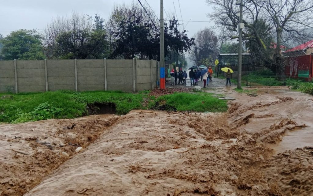 Quillota: Vecinos evacúan por desborde del estero San Pedro