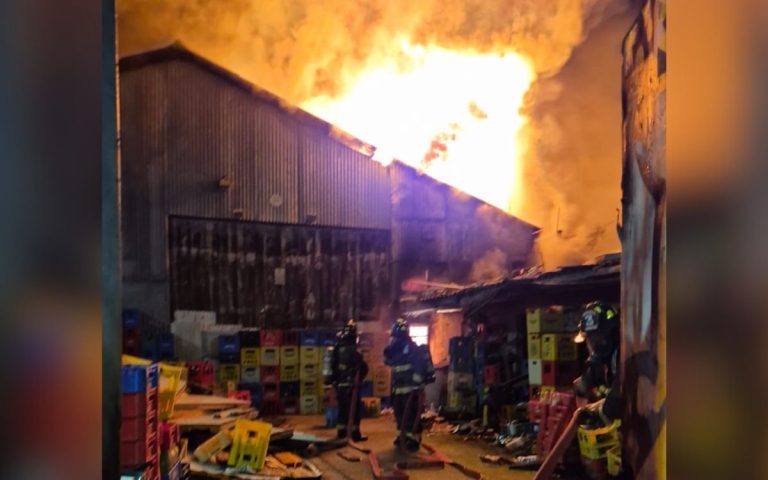 Un-incendio-estructural-destruyo-bodegas-en-Quillota-768x480.jpg
