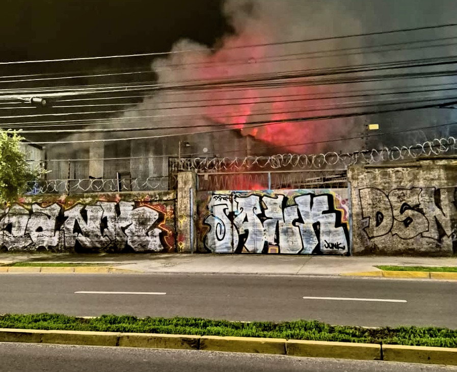 [VIDEO] Un incendio destruyó bodegas en Quillota