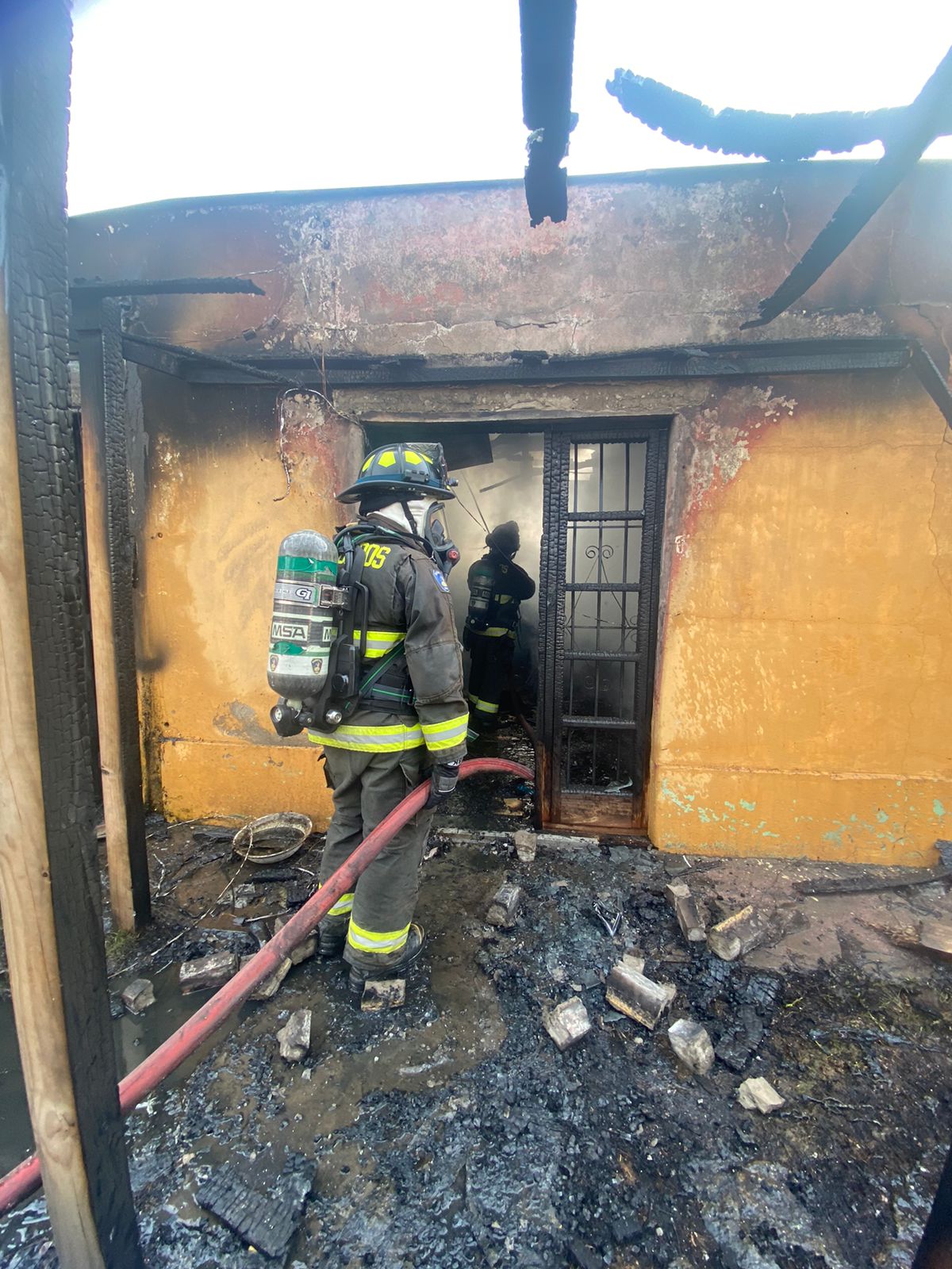 Incendio consumió una casa en Quillota y también dañó otra vivienda