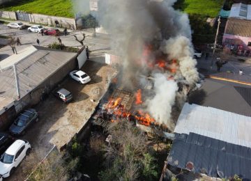 Incendio consumió una casa en Quillota y también dañó otra vivienda