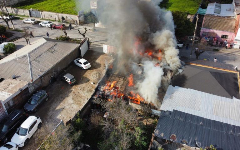 Incendio-consumio-una-casa-en-Quillota-y-tambien-dano-otra-vivienda-768x480.jpg
