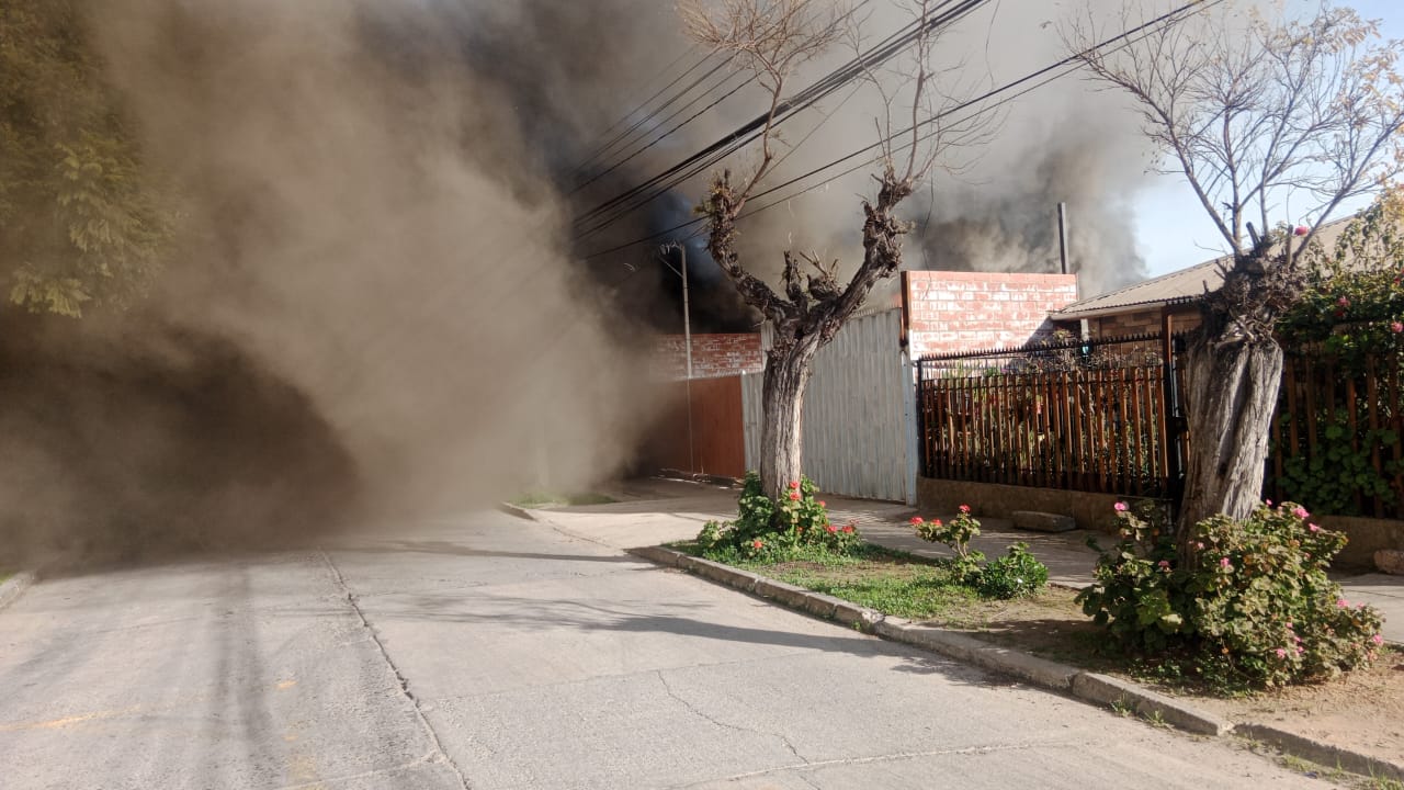 Incendio consumió una casa en Quillota y también dañó otra vivienda