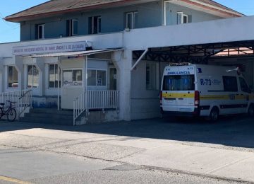 Se amplió la detención del padre y la madre, a la espera de los resultados de la autopsia a la pequeña de dos años.  LA CALERA.- En un hecho que ha causado repudio ciudadano, un matrimonio calerano fue detenido por el supuesto delito de parricidio de una niña de dos años de edad. Durante el pasado fin de semana, el hombre llegó al Hospital de La Calera con su hijita prácticamente sin signos vitales, por lo que el personal médico sólo pudo constatar su fallecimiento. En el centro de salud, se percataron que el cuerpo de la menor tenía evidentes señales de lesiones producidas por golpes.  La Brigada de Homicidios de Valparaíso, de la Policía de Investigaciones de Chile (PDI), concurrió hasta el Hospital de La Calera para realizar las primeras pericias y confirmó, inicialmente, la existencia de lesiones provocadas por terceros. El padre y la madre de la niña fueron detenidos. El domingo 29 de septiembre, en el Tribunal de Garantía de La Calera se revisó la legalidad de su detención. Sin embargo, la Fiscalía Local de La Calera solicitó ampliar la detención de la pareja, para poder contar con el antecedente del informe del Servicio Médico Legal, con la posible causa de la muerte de la pequeña y así proceder a la formalización de los padres. El Tribunal de Garantía accedió a la petición del Ministerio Público y extendió la detención de ambas personas hasta este martes 1 de octubre. La audiencia de formalización se realizaría entre las 13 y 14 horas, donde se les acusaría el grave delito que significaría la muerte de la bebé.