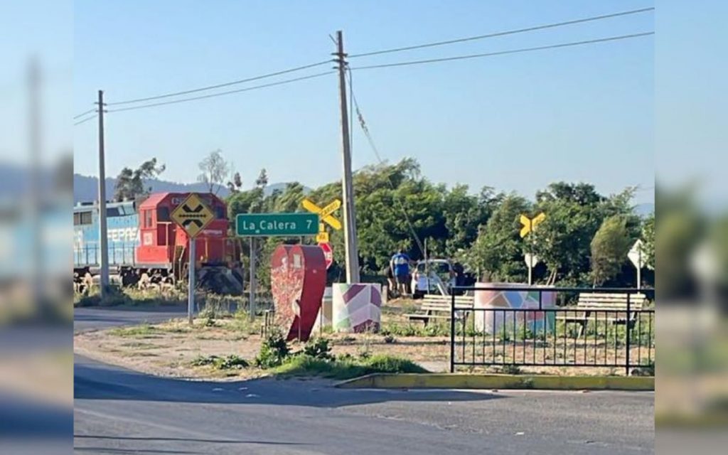 La Calera: Conductor quedó herido al colisionar su auto con tren de carga en peligroso cruce