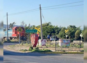 La Calera: Conductor quedó herido al colisionar su auto con tren de carga en peligroso cruce