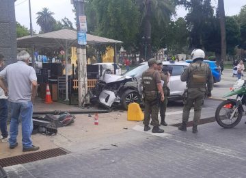 Auto chocó y derribó semáforo en el centro de Quillota
