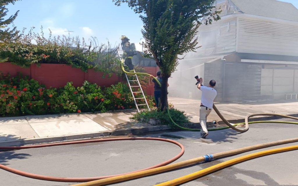 Bomberos combate incendio en vivienda en Quillota