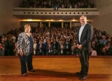 Bachelet es ovacionada en Valparaíso en charla donde analizó a la ultra derecha