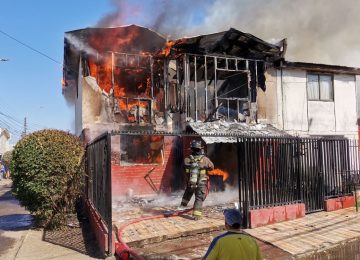Incendio en Quillota deja una casa completamente destruida