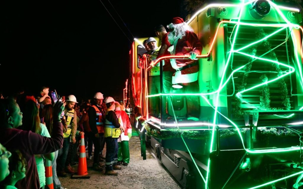 Miles de caleranos se reunieron para recibir al Tren Mágico de la Navidad
