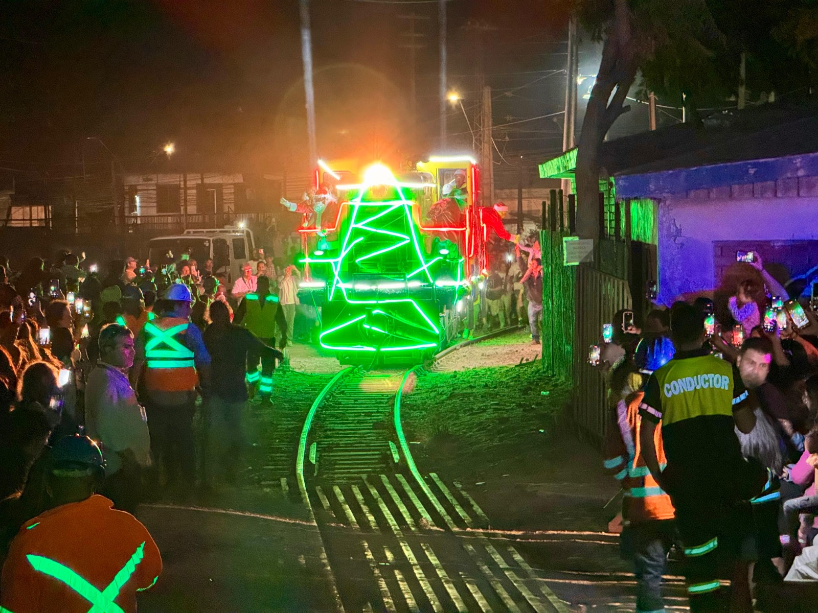 Miles de caleranos se reunieron para recibir al Tren Mágico de la Navidad