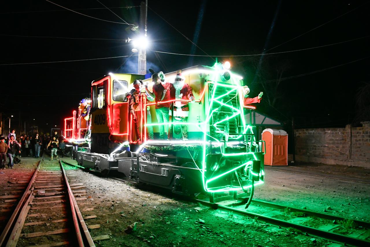 Miles de caleranos se reunieron para recibir al Tren Mágico de la Navidad