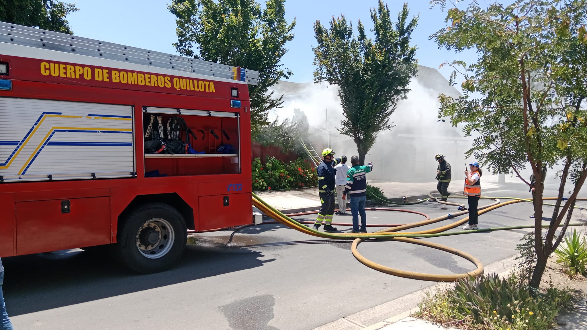 [VIDEO] Bomberos combate incendio en vivienda en Quillota