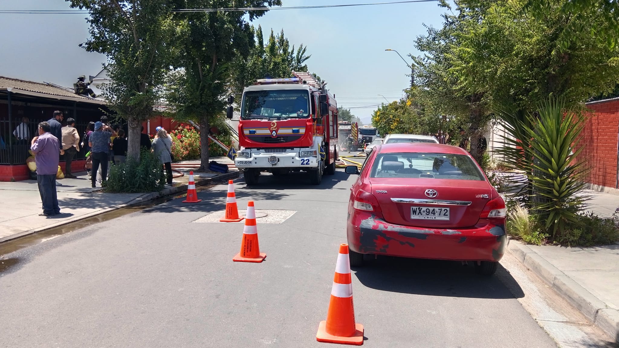 [VIDEO] Bomberos combate incendio en vivienda en Quillota
