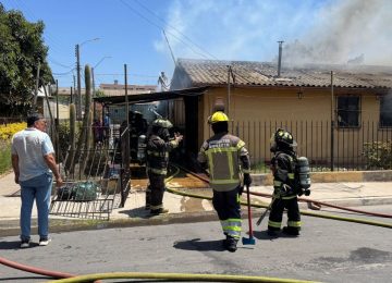 Bomberos combate incendio en una casa de Quillota