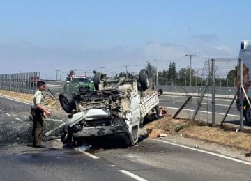 Quillota: Chocó barrera de la autopista y terminó volcado en la caletera