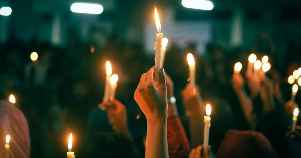 Familia de joven fallecido en Nogales exige justicia con emotiva velatón