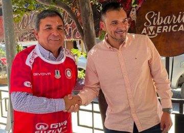 Alcalde Luis Mella cumplió apuesta y vistió los colores de Unión La Calera